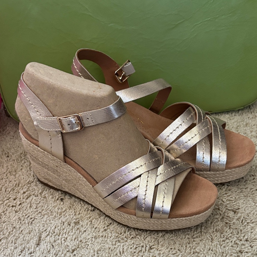 NEW IN BOX - Clarks Women's Gold Wedge Sandals